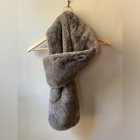 aspen Accessories - Aspen faux fur scarf NWOT